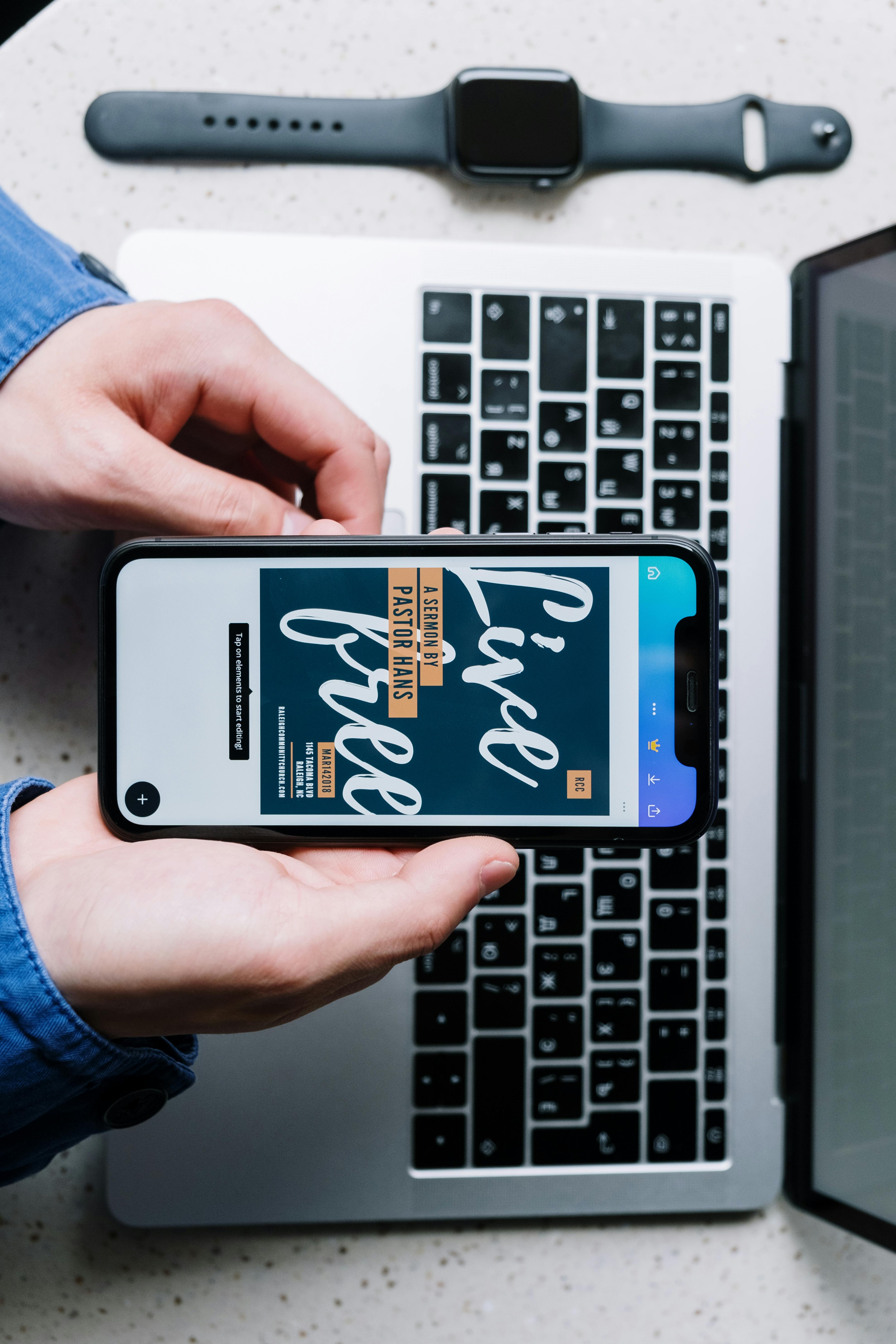 Eine Geschäftsfrau analysiert Daten auf einem transparenten Bildschirm, visualisiert durch Predictive Analytics, um fundierte Entscheidungen zu treffen.