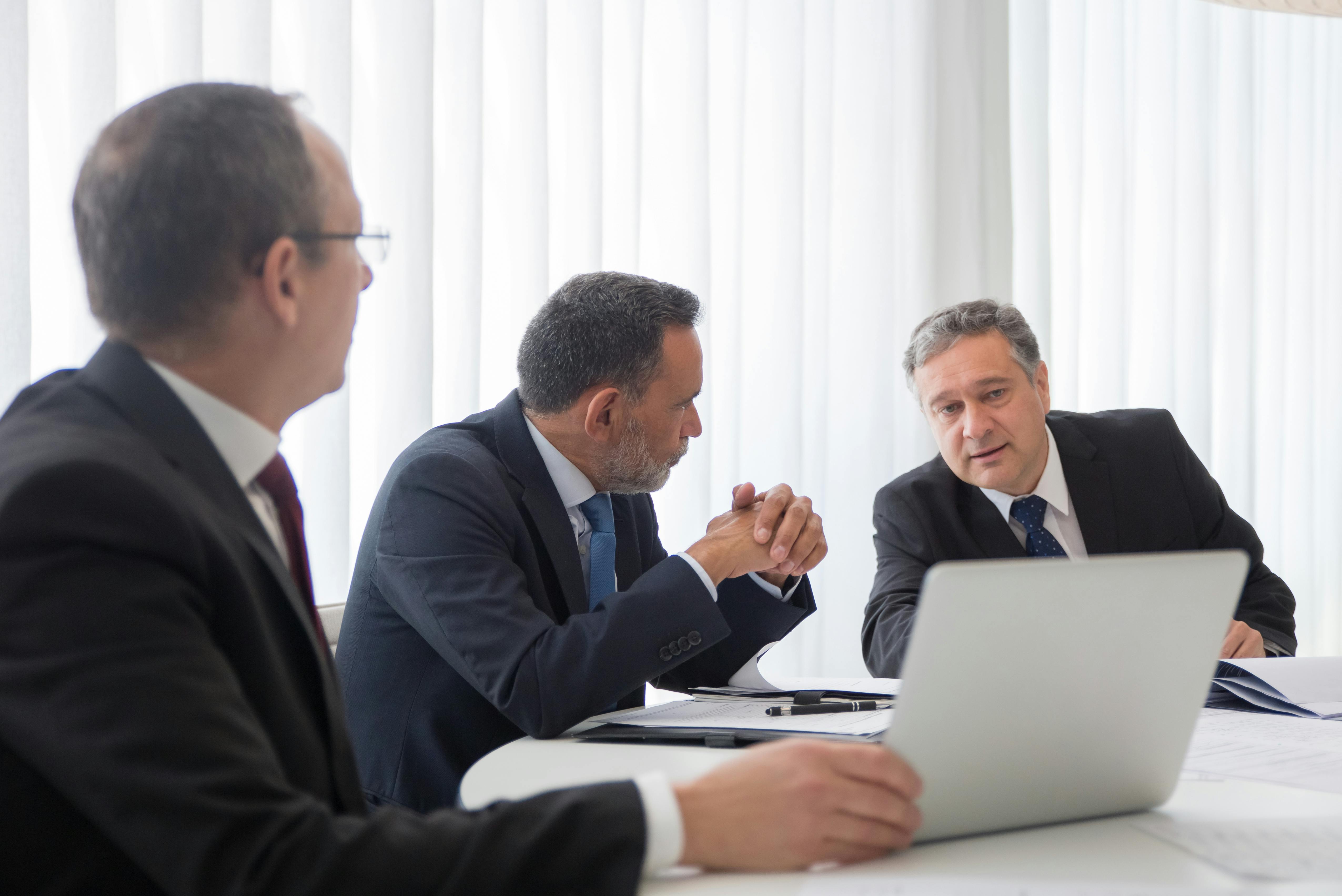 Professionelles Team arbeitet an einem KI-Projekt und diskutiert die CE-Kennzeichnung für den europäischen Markt.