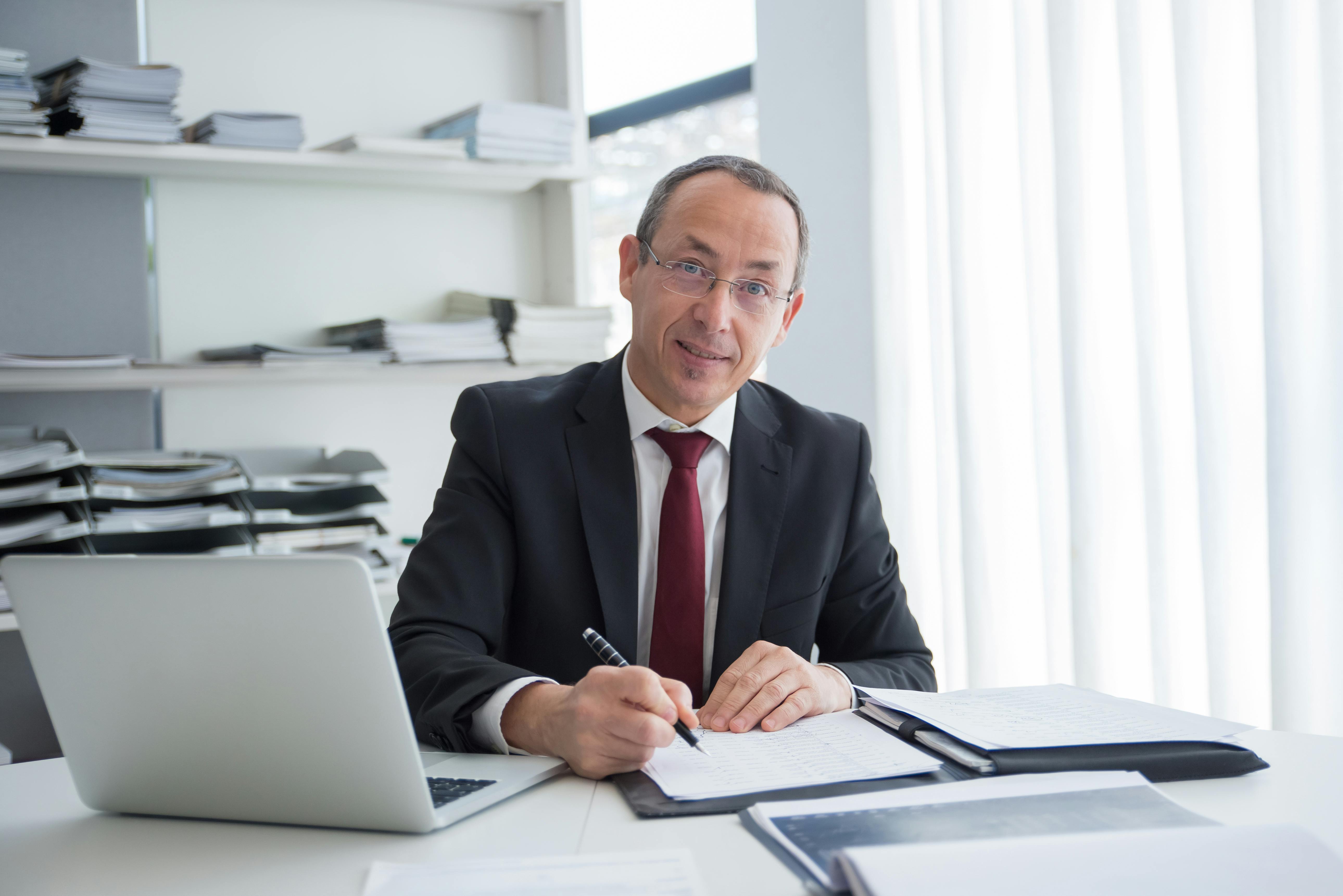 Professionelle Person arbeitet an einem Laptop mit Datenvisualisierungen. Sie nutzt KI-basierte Daten-Governance für effizientes Datenmanagement.