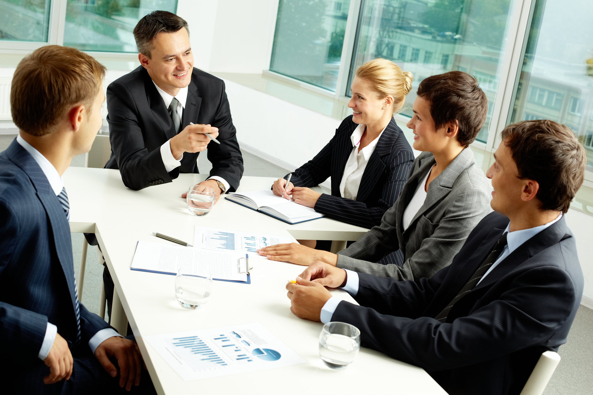 Eine Darstellung von Datenanalyse und Business Intelligence durch KI.