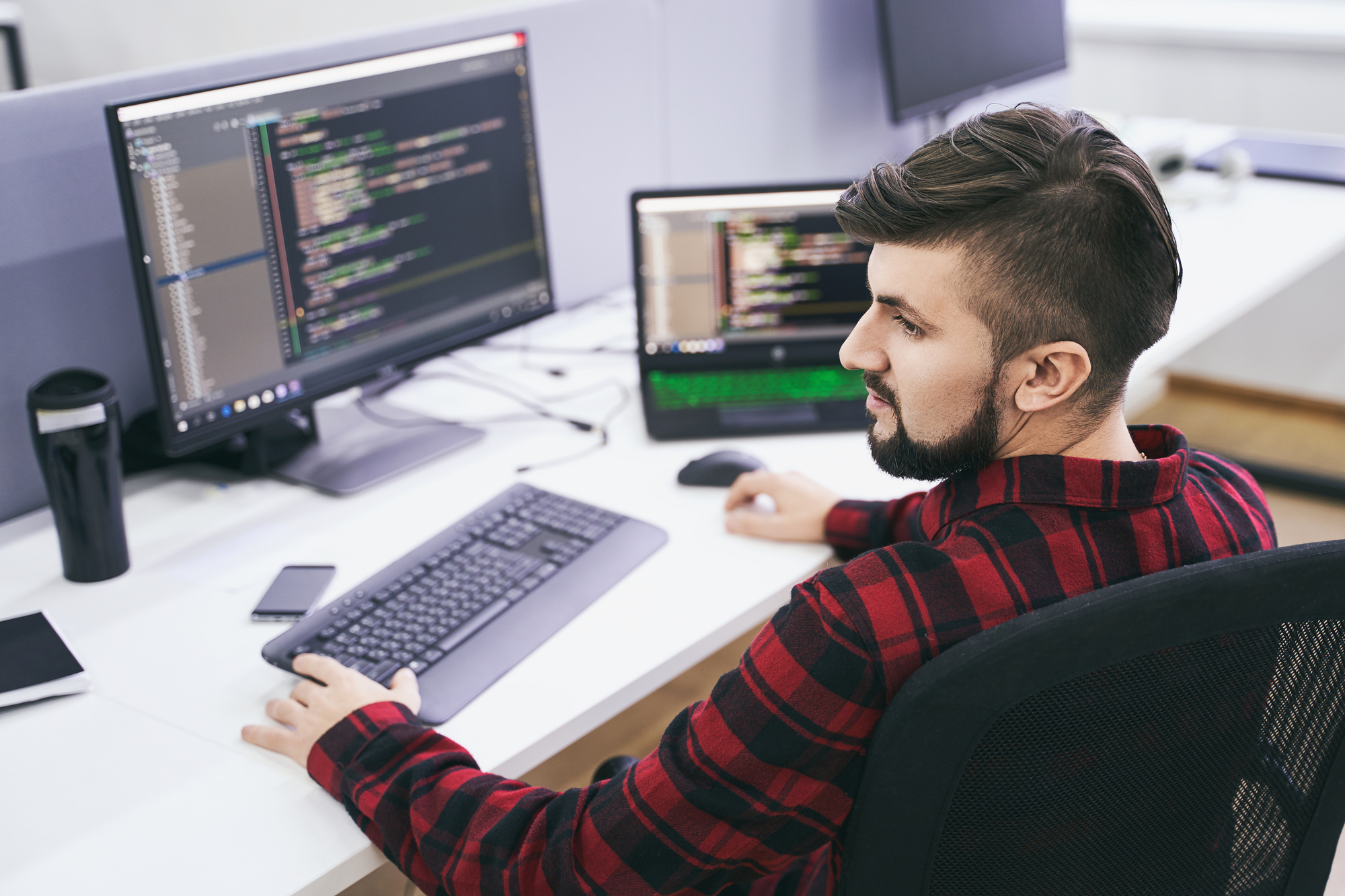 Ein Team von Experten diskutiert die Implementierung eines QMS für KI-Systeme nach dem EU AI Act.