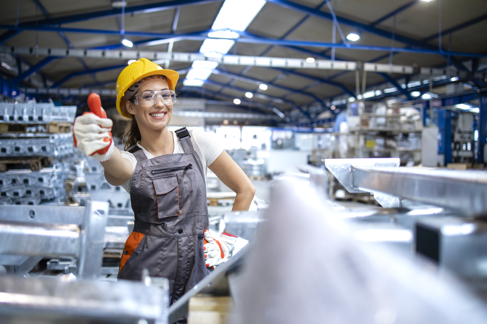 Ein Team von Business-Analysten diskutiert Datenvisualisierungen auf einem Bildschirm, die mithilfe von KI-gestützter Business Intelligence erstellt wurden.