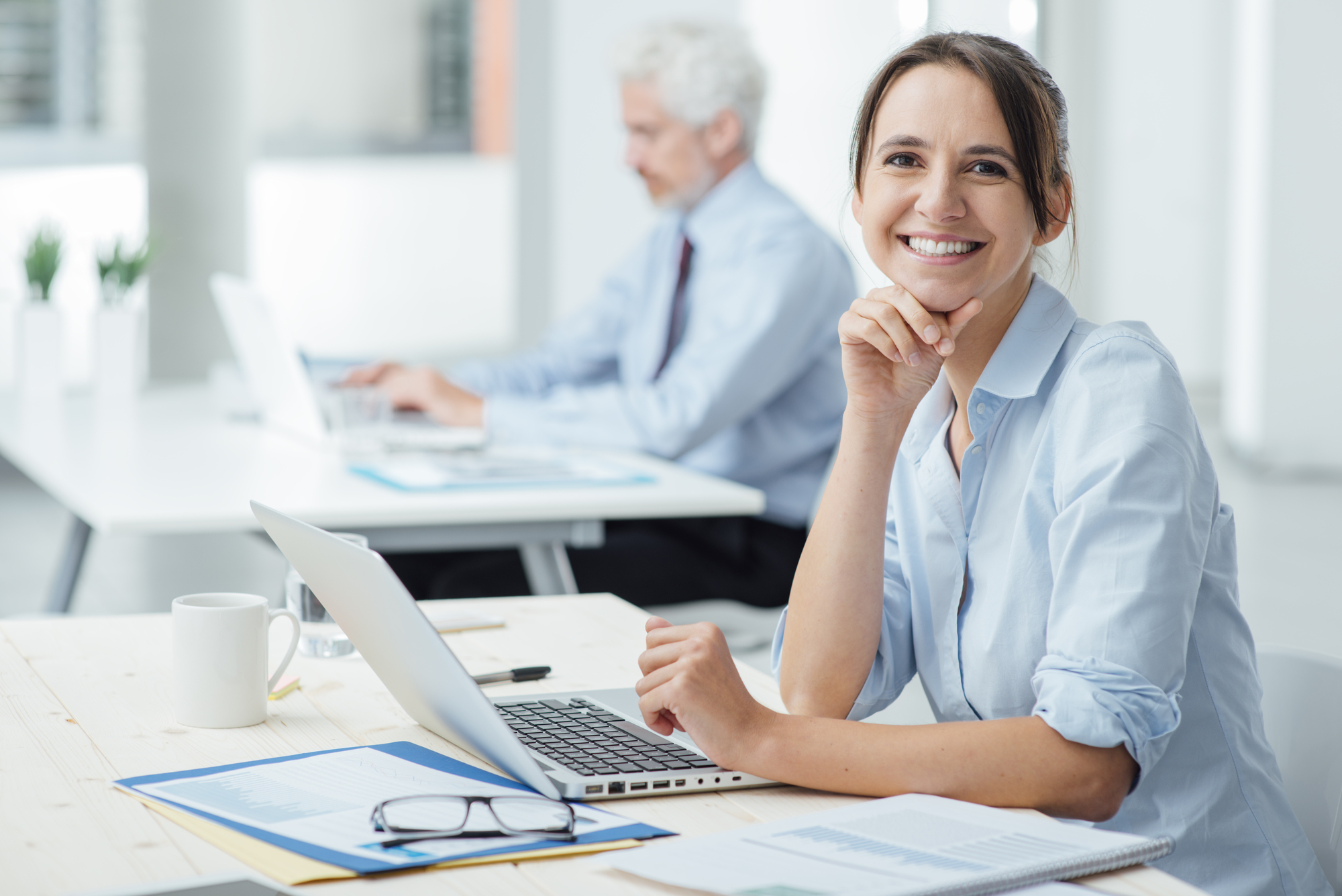 Eine Nahaufnahme von sich bewegenden Zahnrädern, die den automatisierten Ablauf von Prozessen durch KI in ERP/CRM-Systemen symbolisieren.
