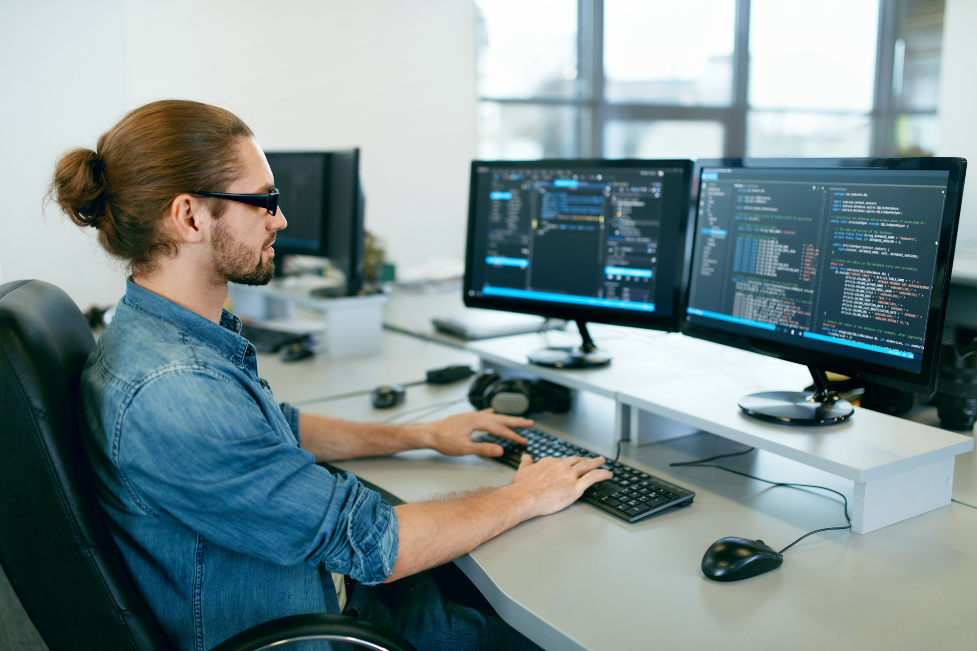 Eine Person hält ein Smartphone in der Hand, auf dem Kundeninformationen angezeigt werden, die die personalisierte Kundeninteraktion durch KI in ERP/CRM-Systemen darstellen.