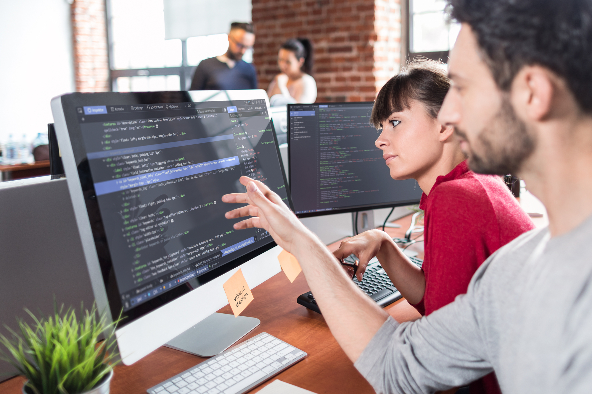 Ein Team von Experten diskutiert die Implementierung des EU AI Act und die Auswirkungen auf den Datenschutz, insbesondere im Zusammenhang mit personenbezogenen Daten (PII).